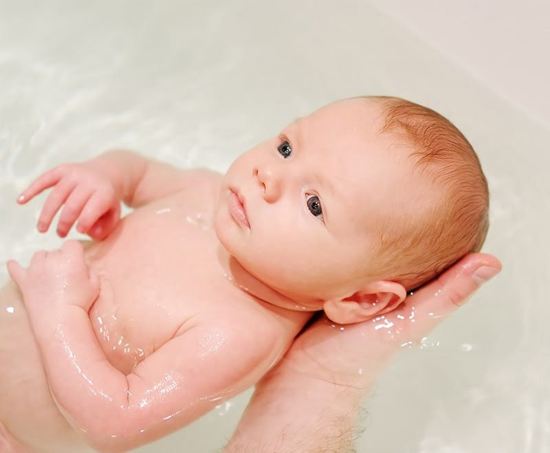 Trẻ em bị viêm phổi có nên tắm không?